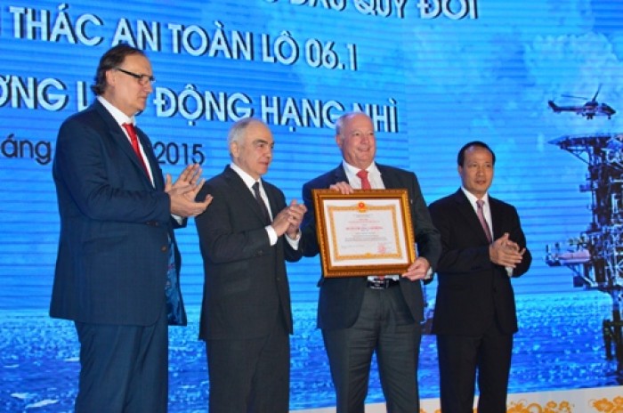 lo 061 chao mung moc 300 trieu thung dau