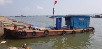 Bắt 2 tàu bán dầu trái phép trên biển