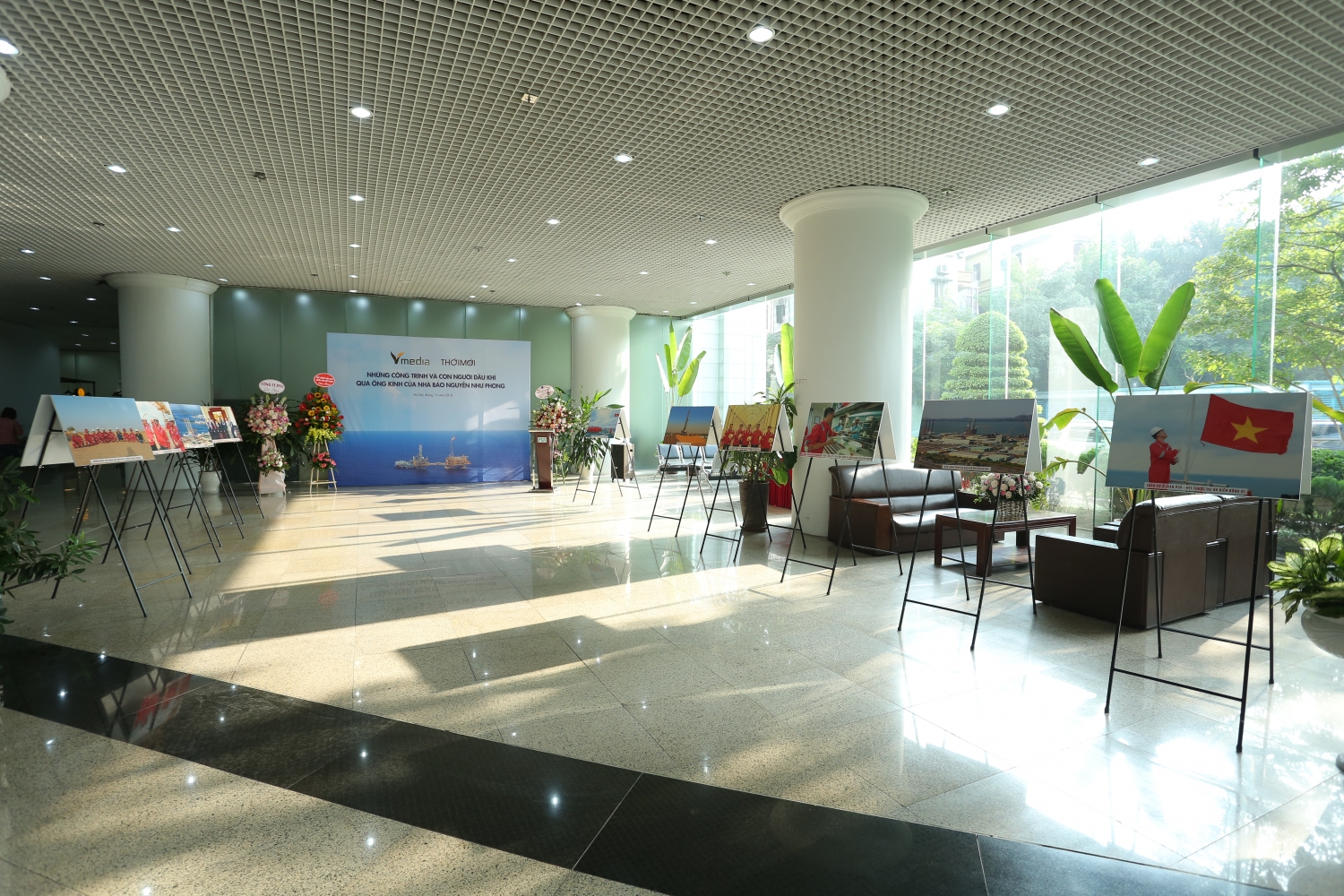 khai mac trien lam anh ve con nguoi va cong trinh dau khi cua nha bao nguyen nhu phong