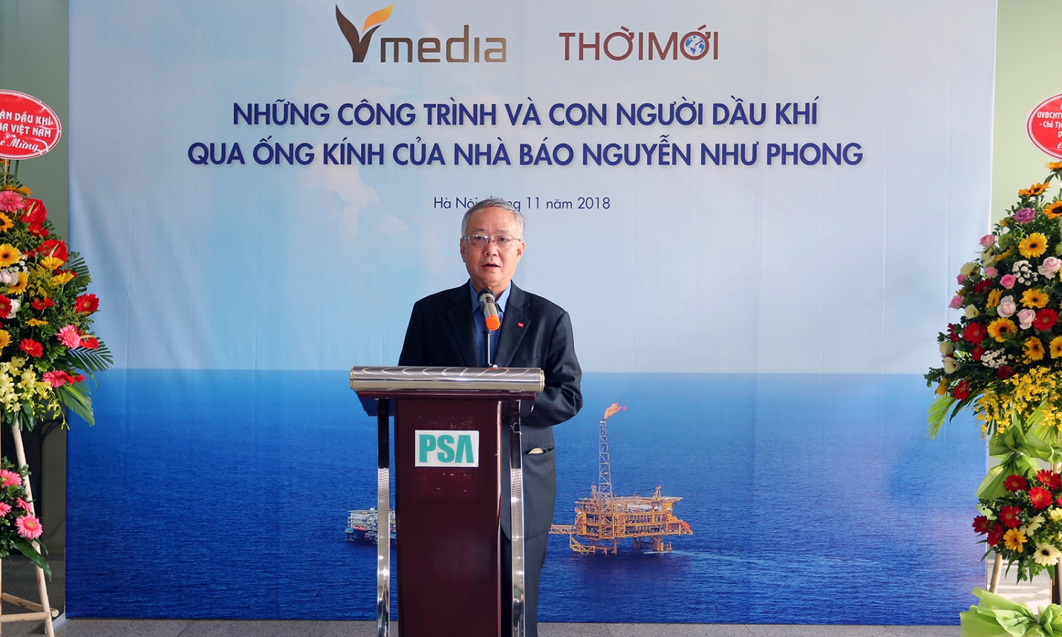 khai mac trien lam anh ve con nguoi va cong trinh dau khi cua nha bao nguyen nhu phong