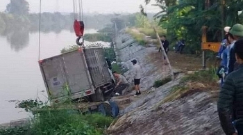 Đang chèo thuyền trên sông, người đàn ông bị ô tô lao xuống đâm tử vong
