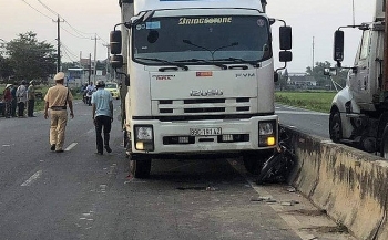 Ba nữ sinh bị thương nặng sau va chạm với xe tải
