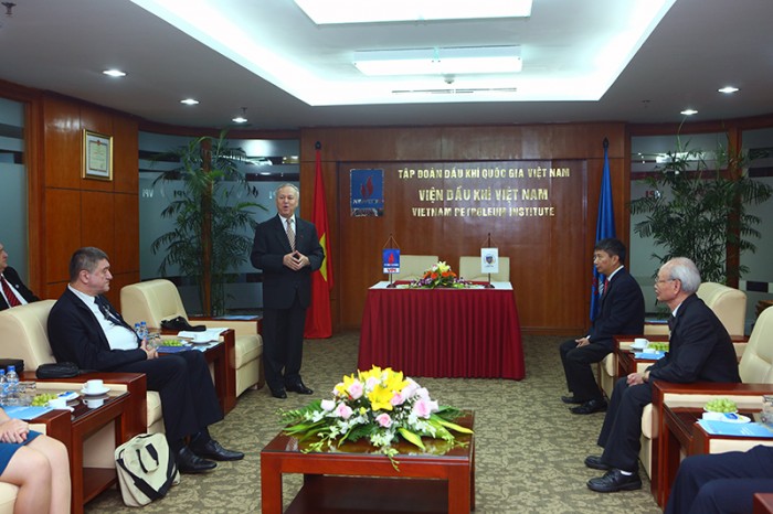 vpi ky ket hop tac voi truong dai hoc dau khi ploiesti