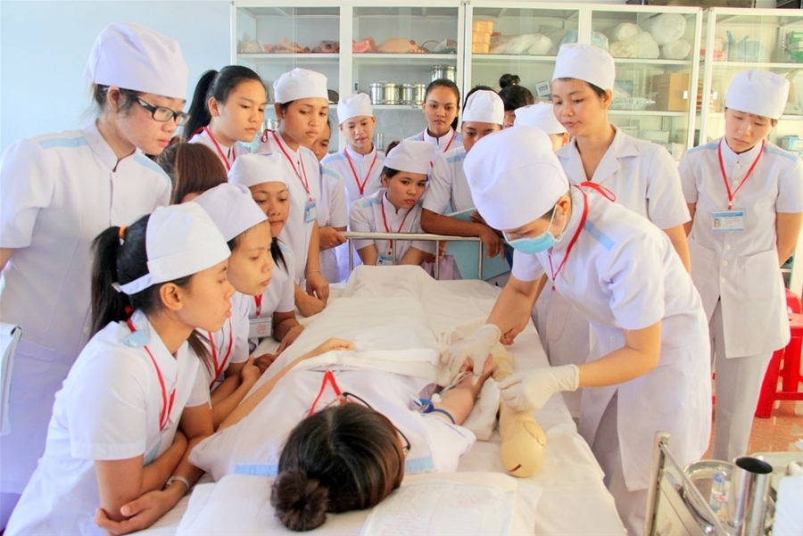 adb giup viet nam tang cuong nhan luc nganh y te