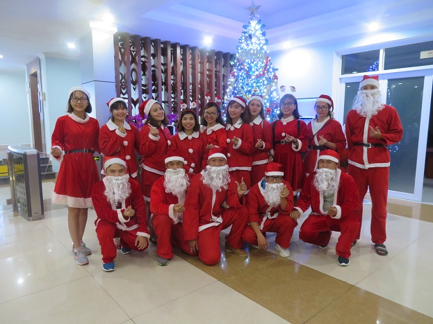 doan thanh nien bsr to chuc tang qua noel cho con cbcnv