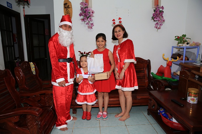doan thanh nien bsr to chuc tang qua noel cho con cbcnv