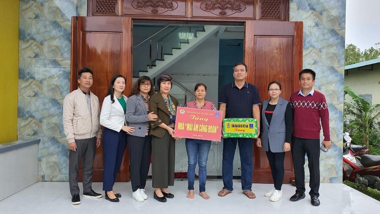CĐ DKVN trao tặng nhà “Mái ấm Công đoàn” cho người lao động DQS