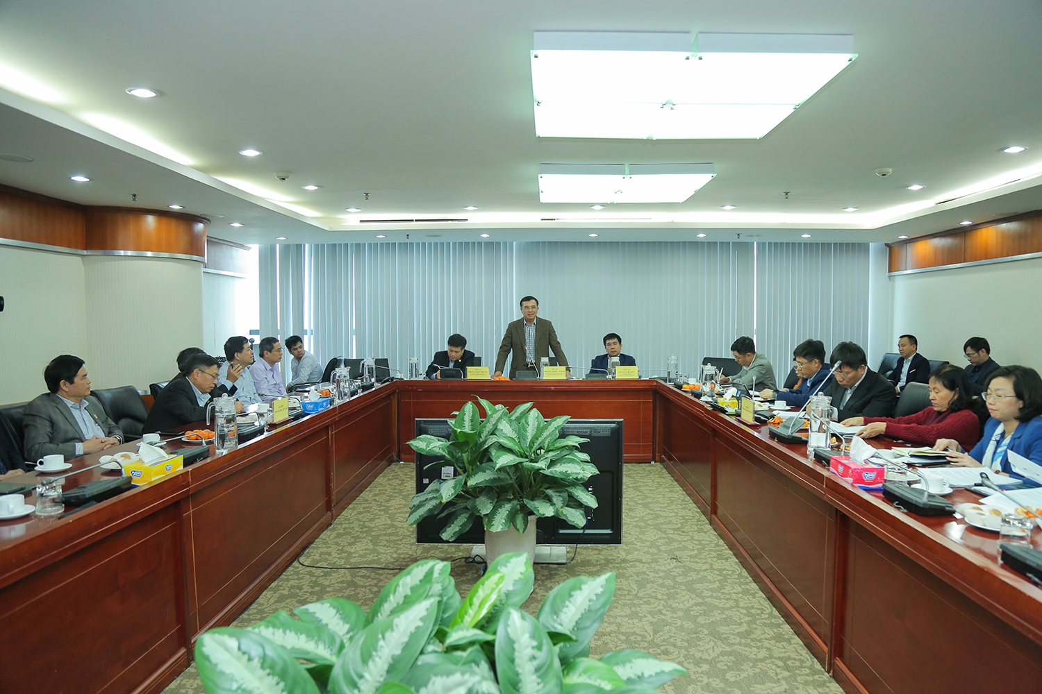 Đồng chí Hoàng Quốc Vượng làm việc với VPI