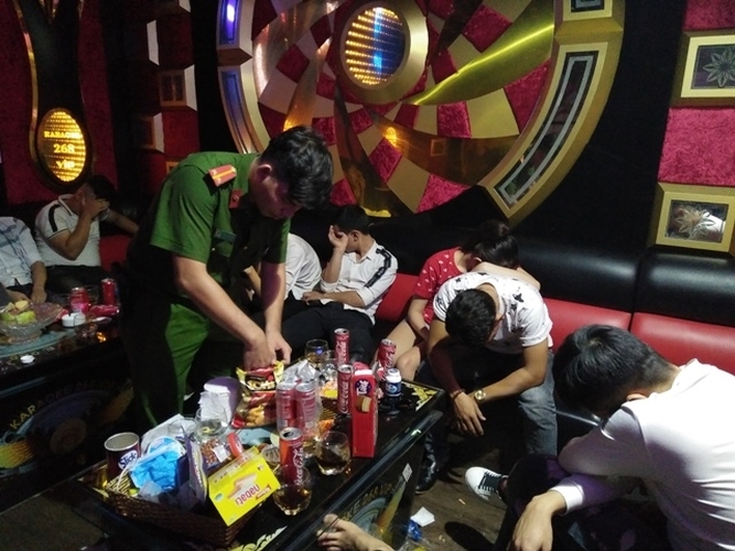 hang loat dan bay bi bat qua tang trong quan karaoke
