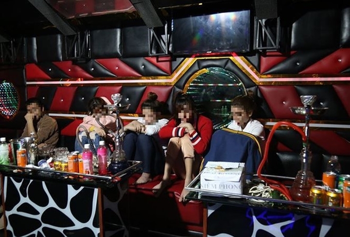 hang loat dan bay bi bat qua tang trong quan karaoke