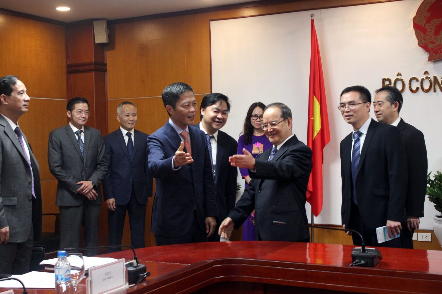bo truong bo cong thuong tran tuan anh hoi dam cung bi thu dang uy khu tu tri dan toc choang loc tam xa
