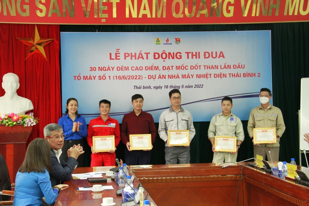 Phát động thi đua 30 ngày đêm đốt than lần đầu Tổ máy số 1 NMNĐ Thái Bình 2