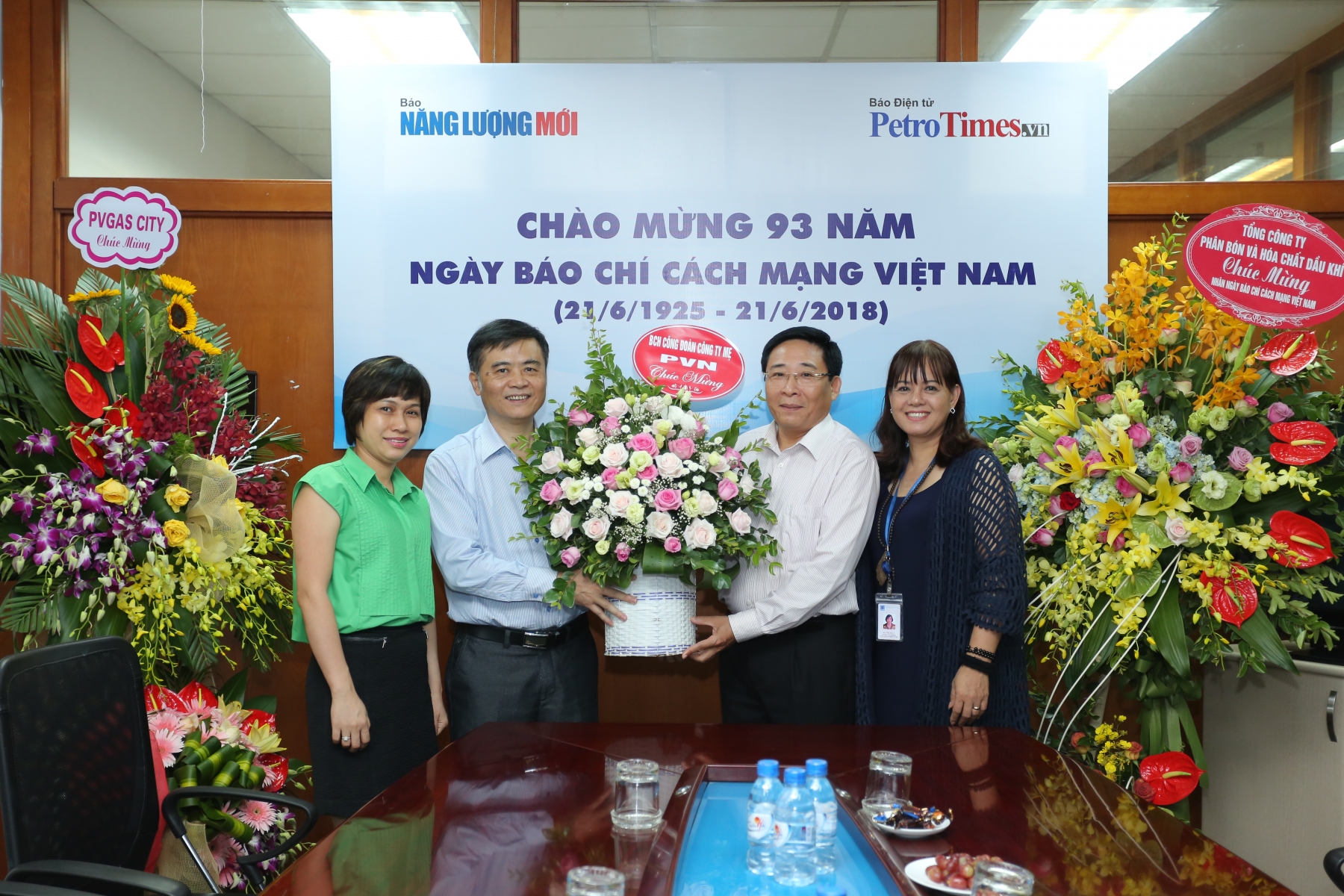 cong doan cong ty me pvn chuc mung can bo phong vien bao nang luong moi petrotimes