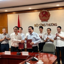 tin tuc kinh te ngay 107 khoi ngoai mua gom co phieu dau khi