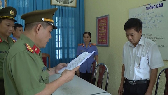cac bi can vu gian lan diem thi o tinh son la bi truy to gan 100 nam tu giam