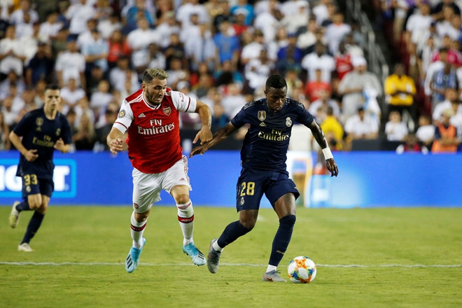 tien ve sieu sao cua arsenal mesut ozil bi tan cong bang dao