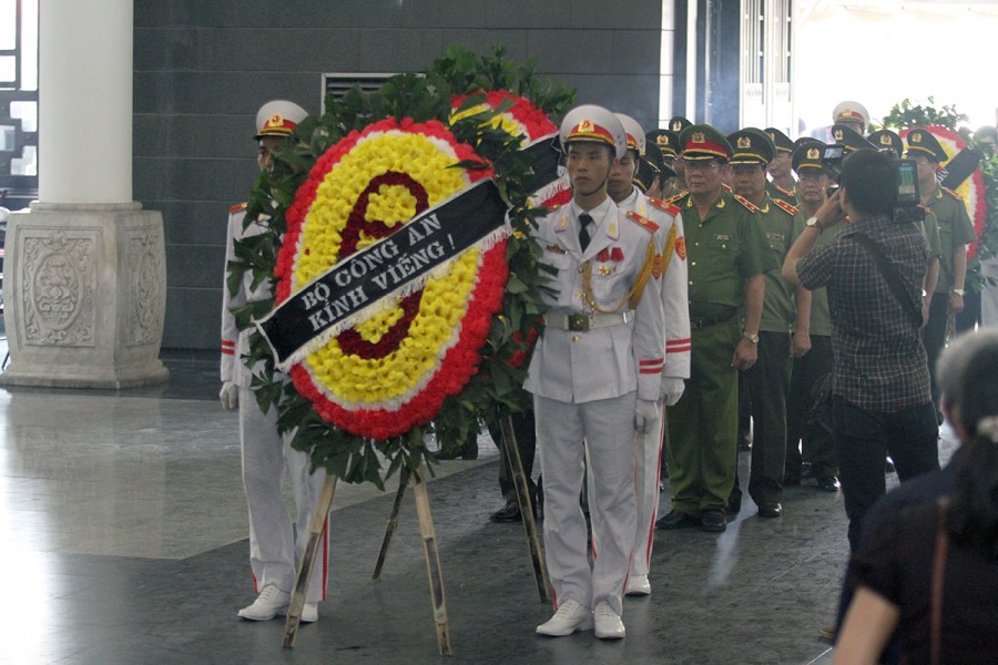 Đoàn Bộ Công an vào viếng nhà báo Hữu Thọ