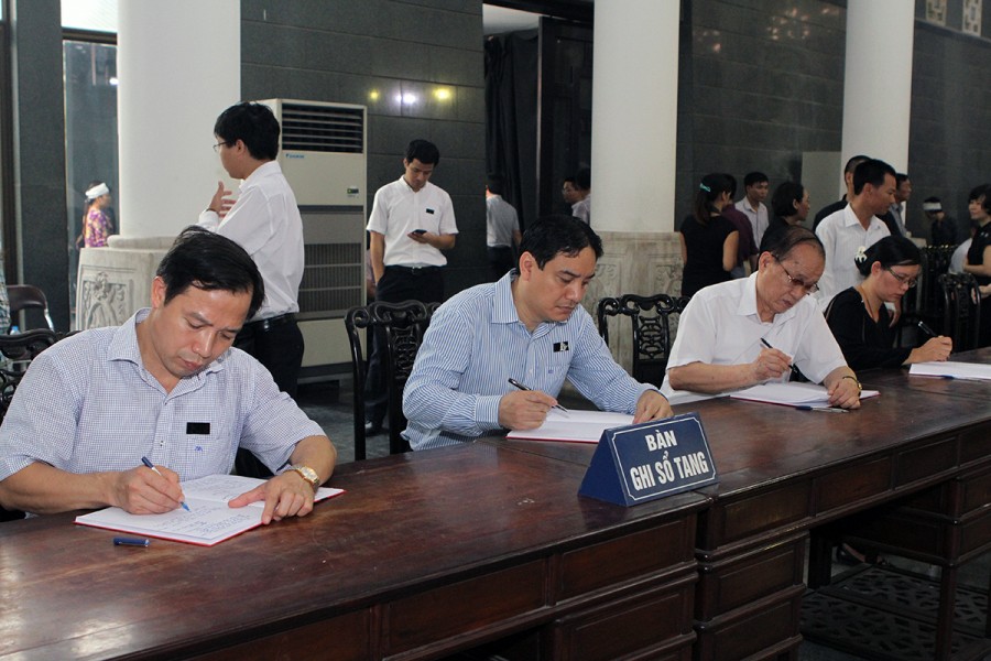 Bí thư thứ nhất Ban Chấp hành Trung ương Đoàn TNCS Hồ Chí Minh Nguyễn Đắc Vinh (giữa) viết sổ tang