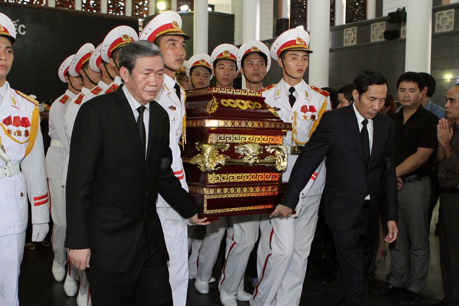 Ủy viên Bộ Chính trị, Trưởng ban Tuyên giáo Trung ương Đinh Thế Huynh tiễn đưa linh cữu nhà báo Hữu Thọ