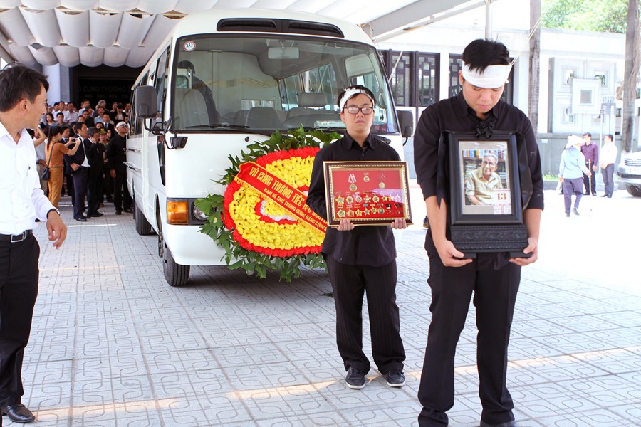 Xe đưa linh cữu Nhà báo Hữu Thọ