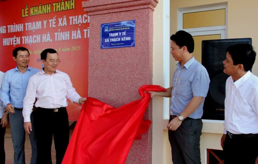 Quyền Chủ tịch HĐTV, Tổng giám đốc PVN Nguyễn Quốc Khánh và Phó Chủ tịch tỉnh Hà Tĩnh Đặng Quốc Khánh thực hiện nghi lễ gắn biển công trình Trạm y tế Thạch Lệnh 27-img-0987