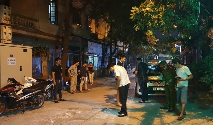 tai xe taxi bi ban chen qua bung vien dan van nam trong xuong chau