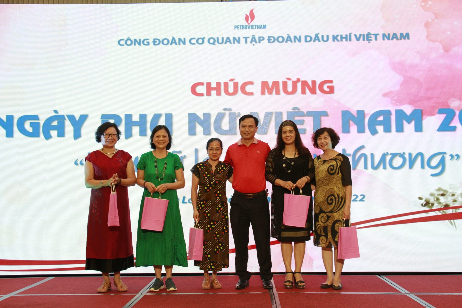 Công đoàn Cơ quan Tập đoàn Dầu khí Việt Nam tổ chức chương trình “Phụ nữ là để yêu thương” năm 2022