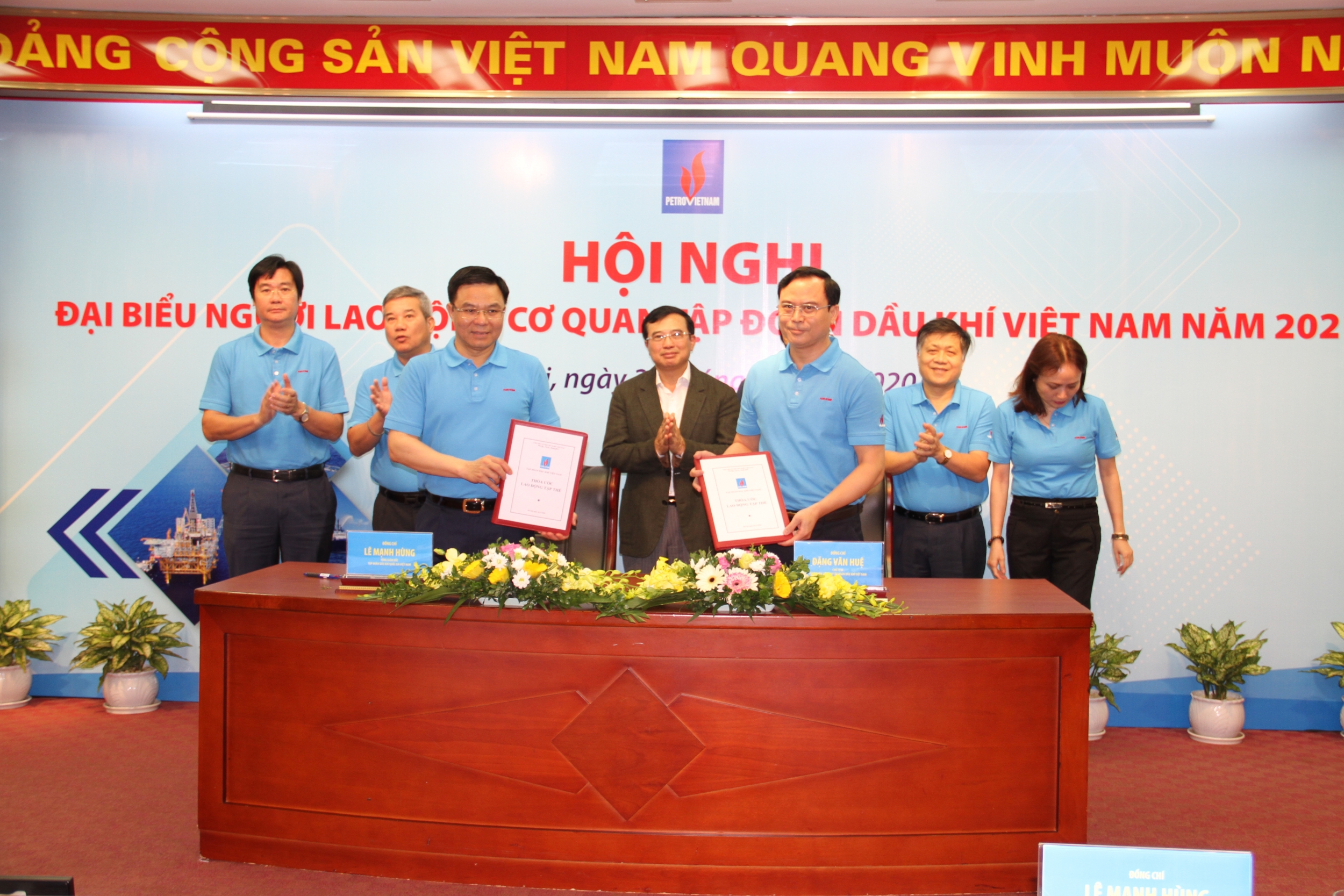 Tổng giám đốc Petrovietnam Lê Mạnh Hùng và Chủ tịch Công đoàn Cơ quan Tập đoàn Đặng Văn Huệ ký kết Thỏa ước lao động tập thể mới căn cứ theo Luật lao động năm 2019 và có nhiều lợi điểm hơn cho người lao động Tập đoàn.