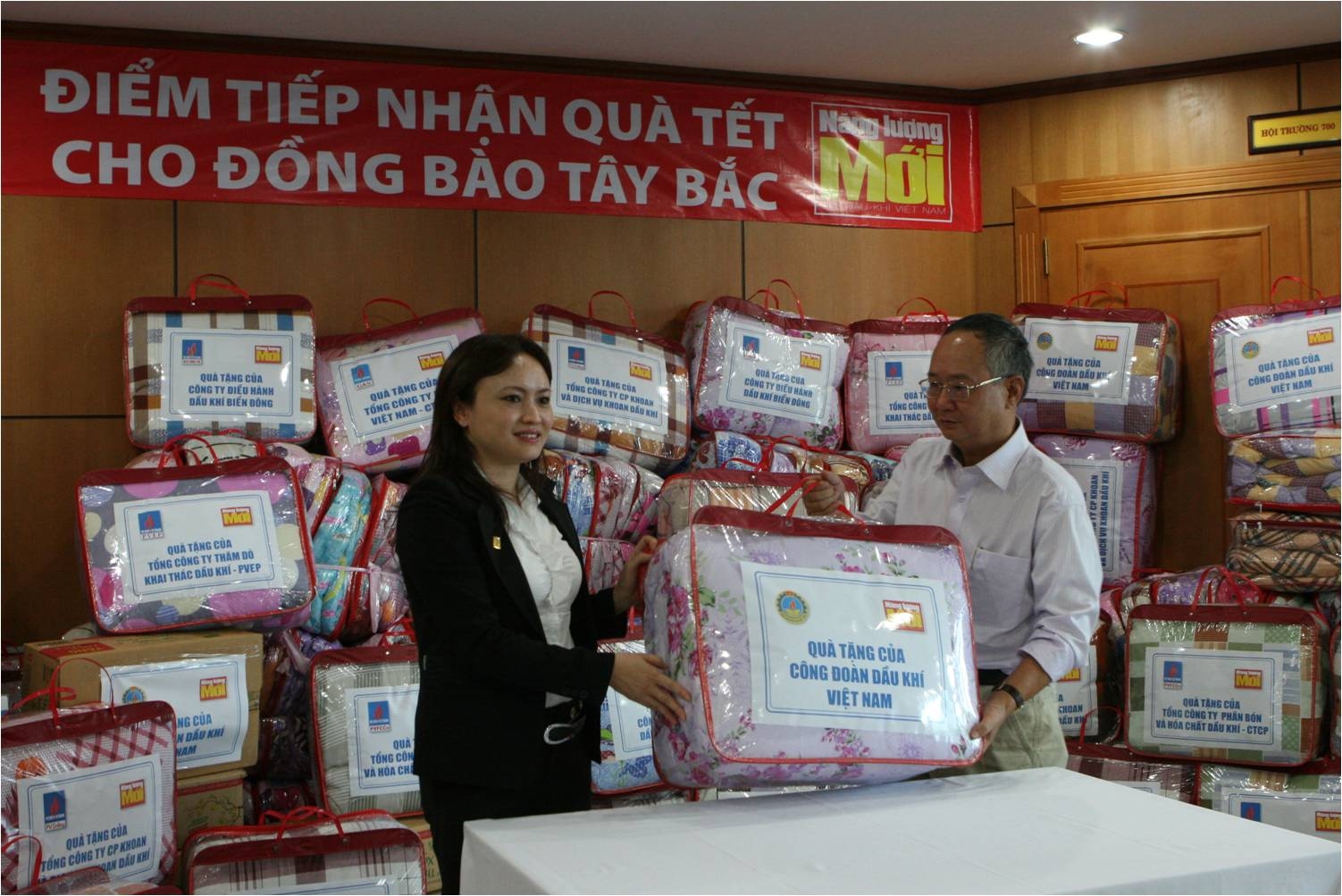 Báo Năng lượng Mới tiếp nhận quà Tết cho đồng bào Tây Bắc