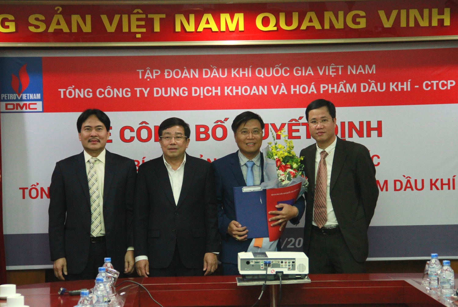 dmc cong bo va trao quyet dinh bo nhiem tong giam doc hoang trong dung