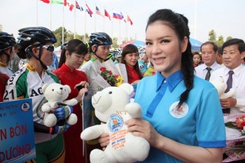 [PHOTO] Lý Nhã Kỳ kín đáo trong ngày khai mạc giải đua xe đạp