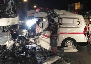 Xe cứu thương biến dạng sau vụ tai nạn