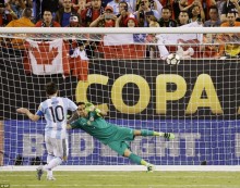 hot bac voi qua bong messi da truot penalty