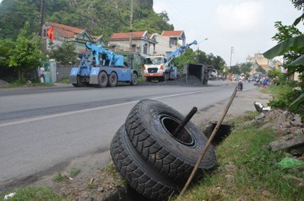 Xe chở than nổ lốp đâm vào xe máy