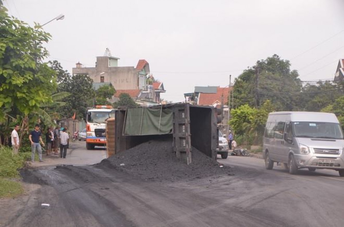 Xe chở than nổ lốp đâm vào xe máy