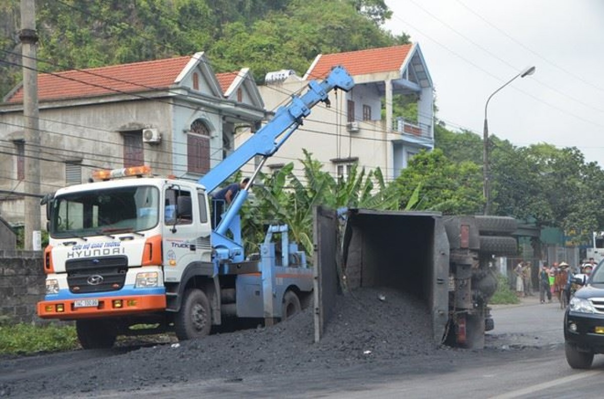 Xe chở than nổ lốp đâm vào xe máy