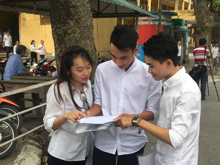 bo truong gddt giam thi den khong phai de doc bao
