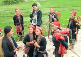 Xin đừng khuyến khích vợ chồng trẻ con!