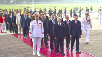 Đoàn đại biểu dự Đại hội Đảng XII viếng Chủ tịch Hồ Chí Minh