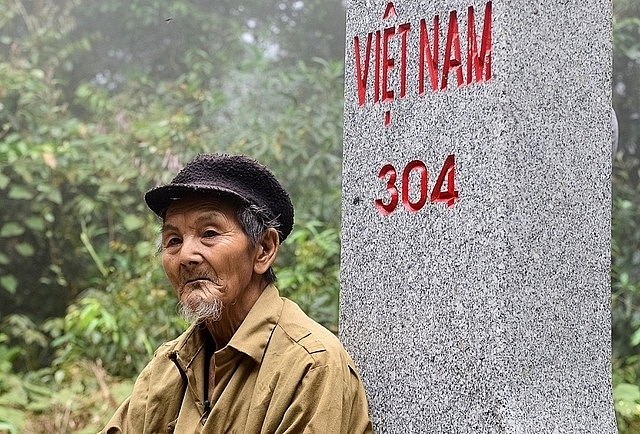 gia dinh truyen doi bao ve cot moc bien cuong