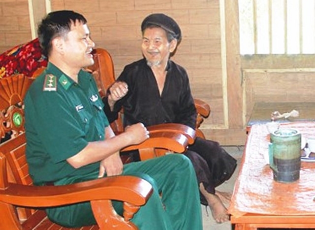 gia dinh truyen doi bao ve cot moc bien cuong