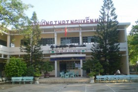 Sa thải thầy giáo, kỷ luật học trò