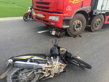 Người đàn ông thoát chết trước bánh xe tải
