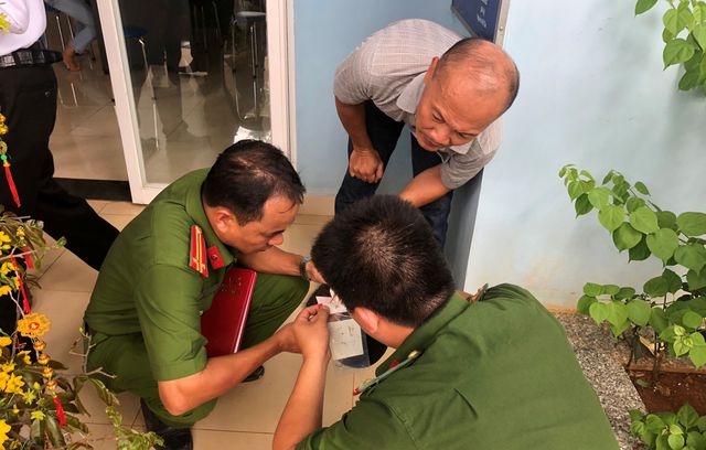vu dung sung cuop tram thu phi khoanh vung 2 nghi can thu gio dung tien