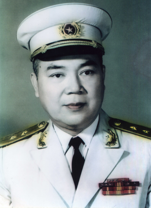 trung tuong nguyen hoa vi tuong tai ba nha quan ly sang suot