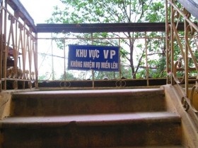Yêu cầu không phân biệt nhà vệ sinh bác sĩ và bệnh nhân