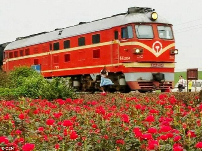Mất mạng vì chụp ảnh ‘tự sướng’ với đoàn tàu đang chạy
