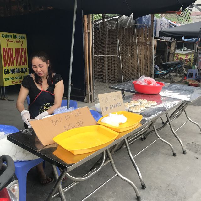 Thức thâu đêm làm bánh trôi cũng không đủ bán ngày Tết hàn thực