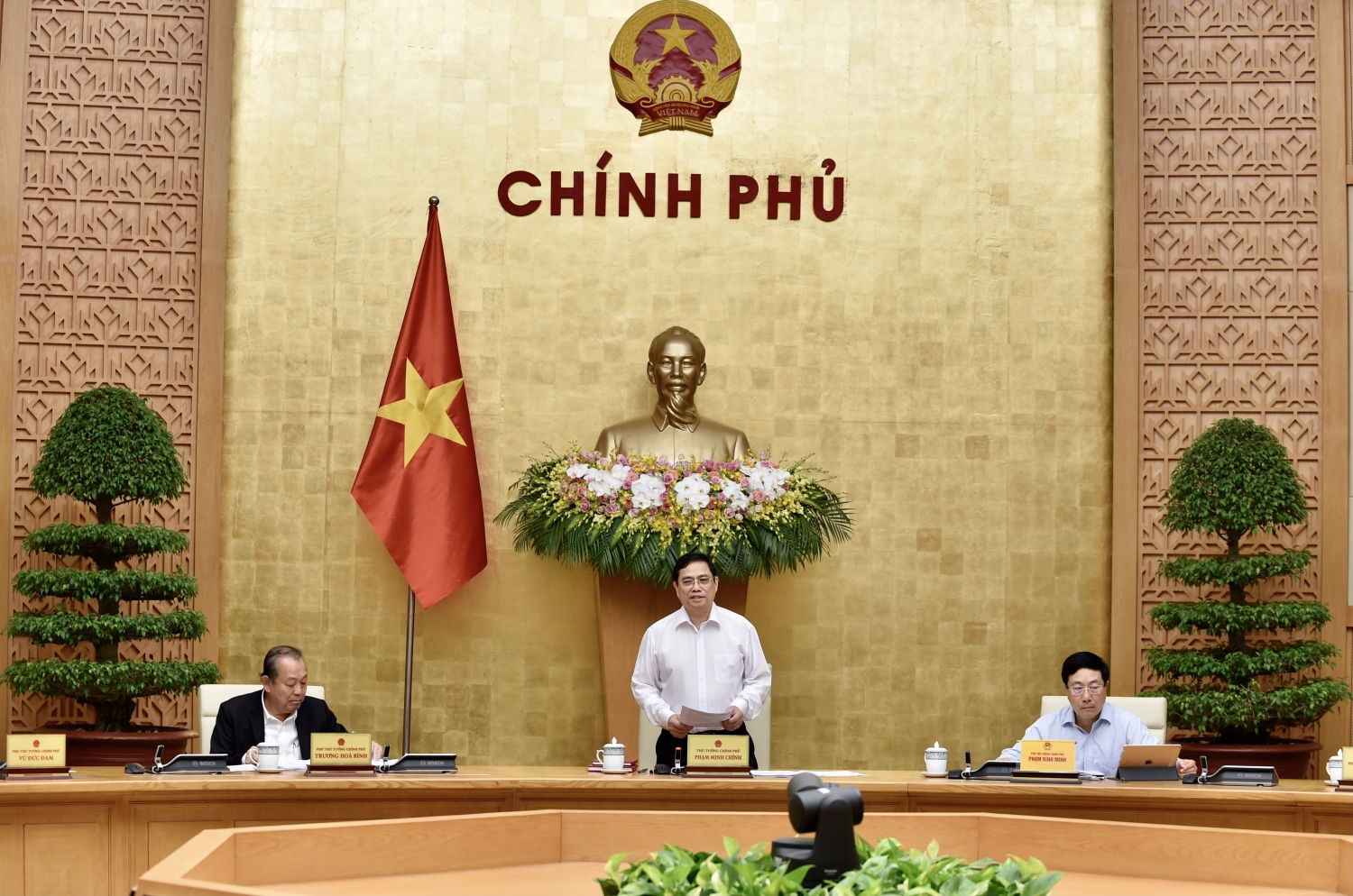 Phiên họp đầu tiên của Chính phủ sau khi kiện toàn nhân sự