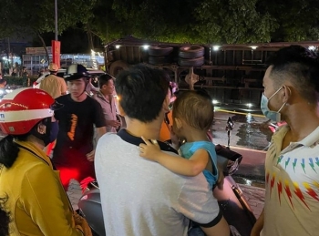 Cha nhanh trí ôm con thoát “tử thần” khi xe tải đè bẹp xe con